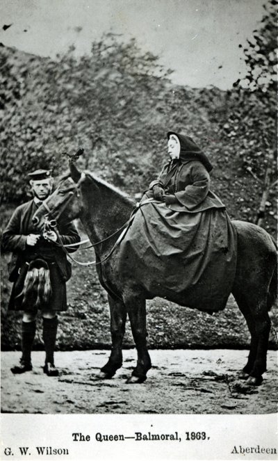 Reina Victoria (1819-1901) a caballo en Balmoral, 1863 de George Washington Wilson